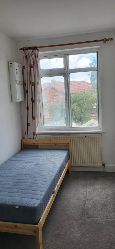 Large SINGLE room 5mins from Tube Heathrow, London £600pm( TW5 0 BJ)