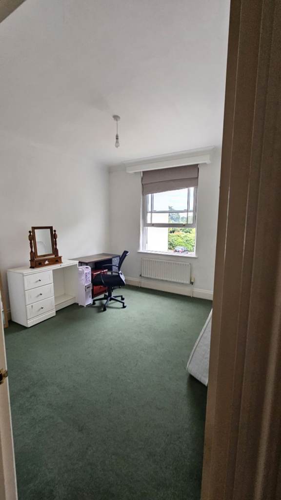 1 Room for female near Redhill station (RH1)