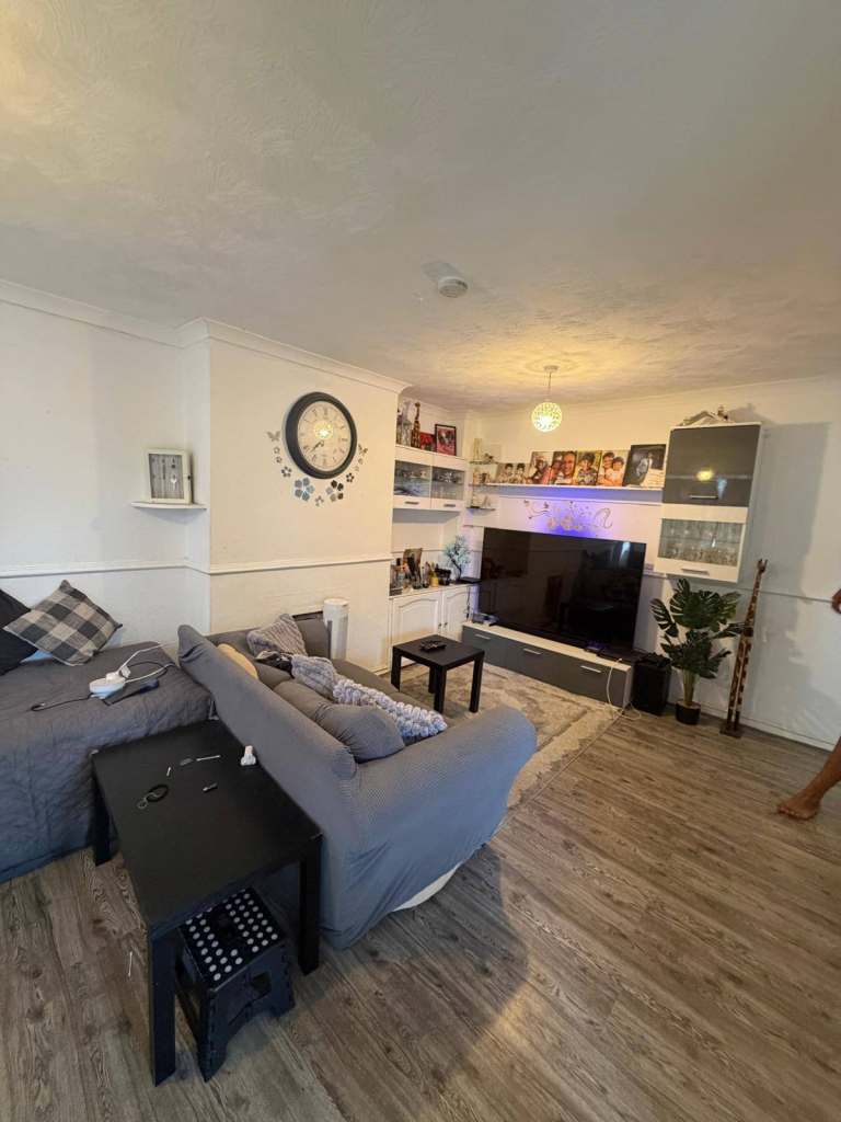 2 Bed Flat (maisonette) to rent in Harlingon (UB3 5LT)
