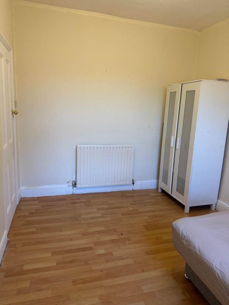 BIG ROOM TO LET IN STROOD ME2 4DG, CLOSE TO THE TRAIN STATION AND STROOD HIGH STREET (ME2)