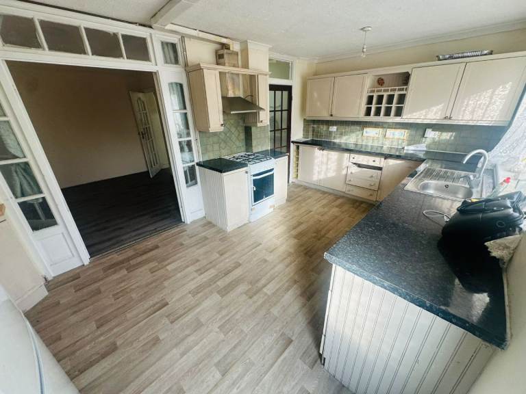 Beautifil 4 bed house to let in baron gardens (IG6 1NX)