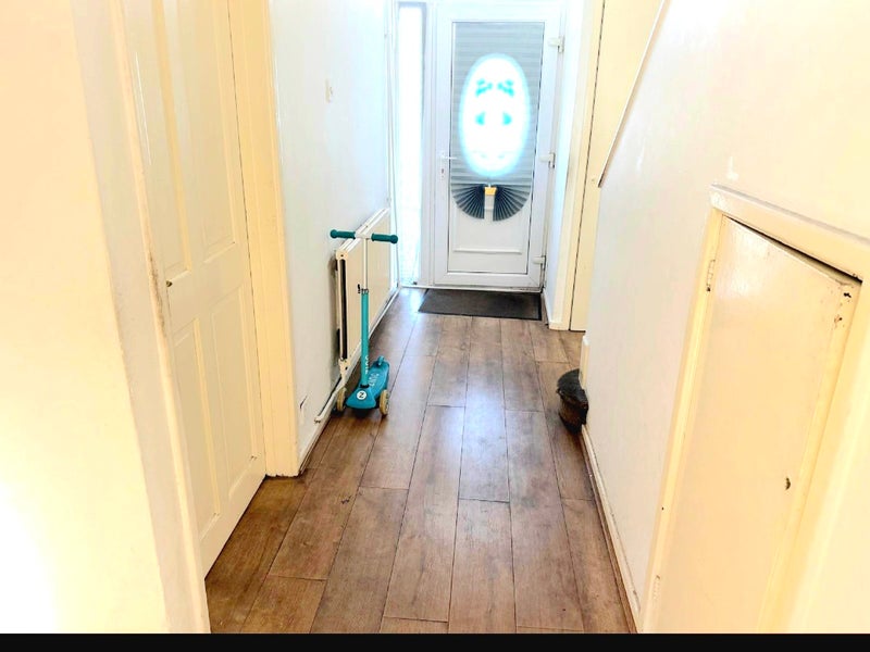 Double room to let in a 4-bedroom semi detached house near Newbury park station IG2 7RS