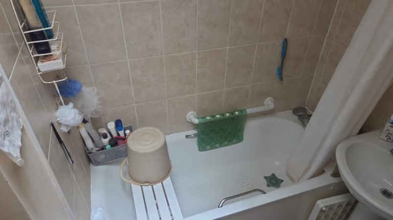 Master room available to let