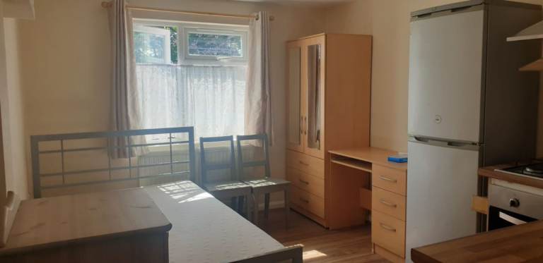 Studio Apartment with Wifi and all bills included (CV3)