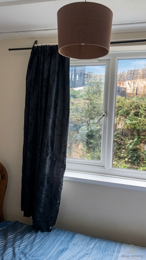 Cozy double room for a South asian female at Mansell st, White Chapel (E1 8AB)