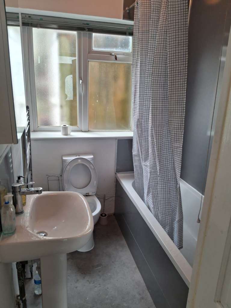 Double room to let in a 4-bedroom house at Carlyle rd, Manor Park E12 6BW