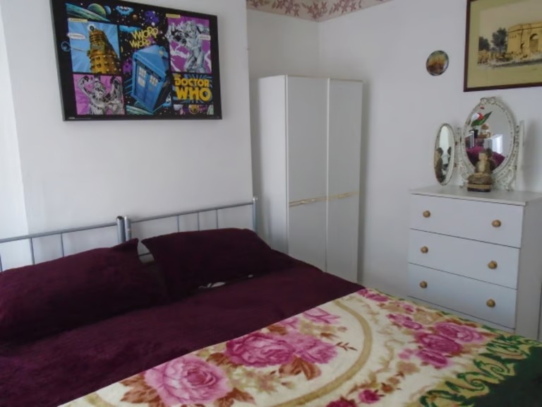 Spacious double room to let