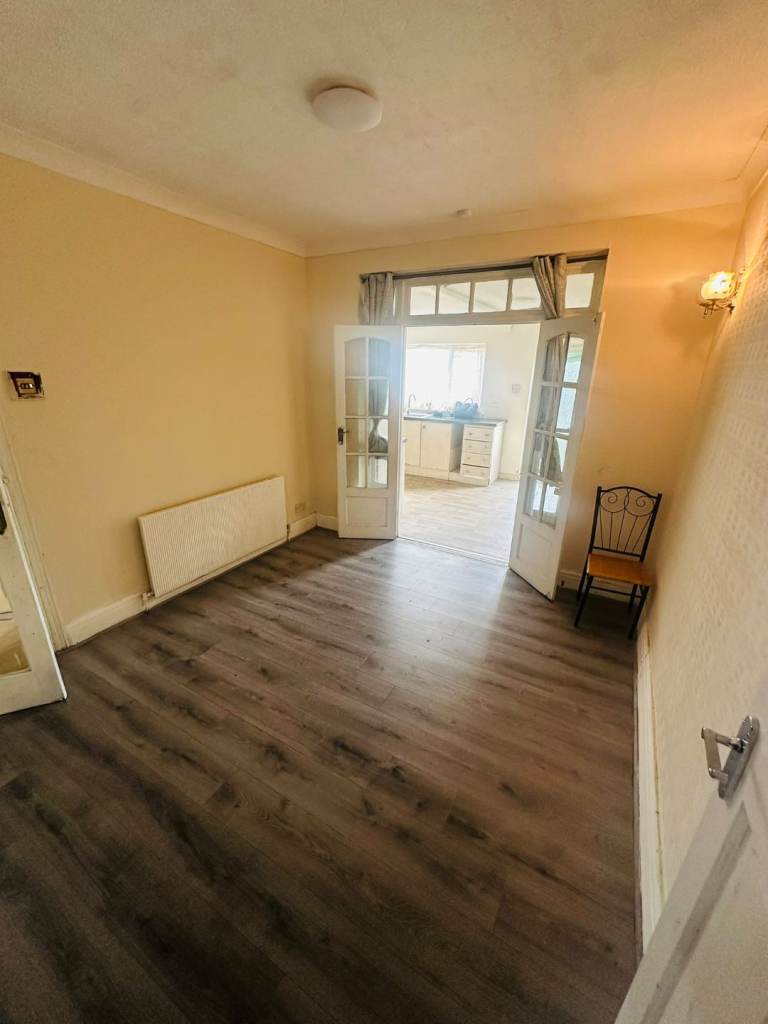 Beautifil 4 bed house to let in baron gardens (IG6 1NX)