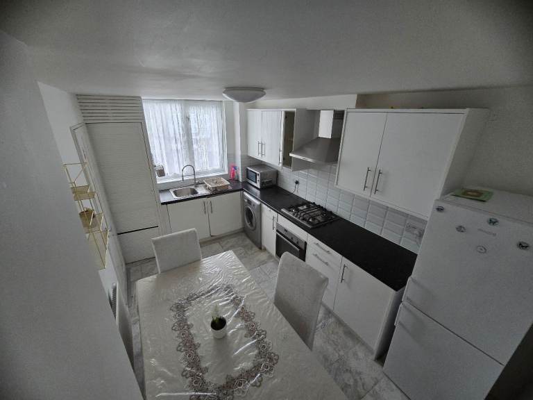 Large double room in Maidstone town center (ME14 2UN)