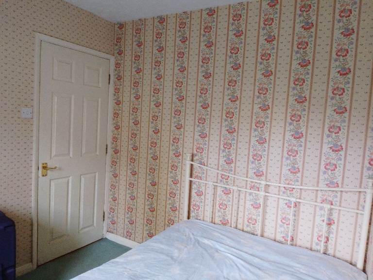 Bright Ground floor double room, Nearly to Colliers wood station. Mitcham , London (CR4 3RU)