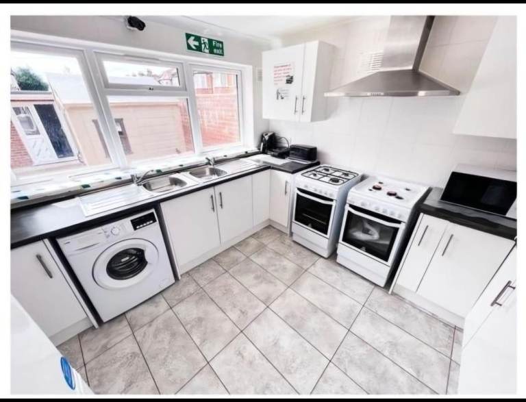 Spacious room to rent for a Muslim at Green Ln, Ilford (IG3 9RY)