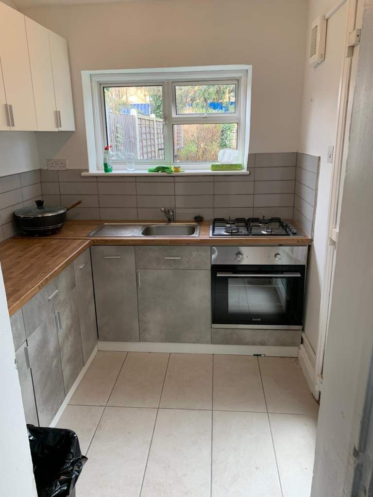 Double room to let in a 4-bedroom house at Carlyle rd, Manor Park E12 6BW