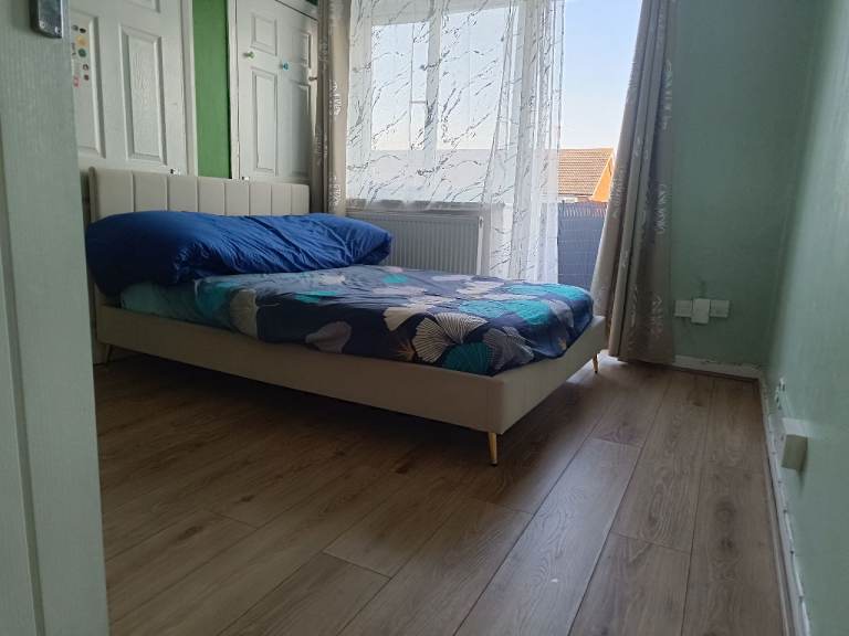 Double Room to let for single occupancy at Ashdown walk, Romford (RM7 8HL)