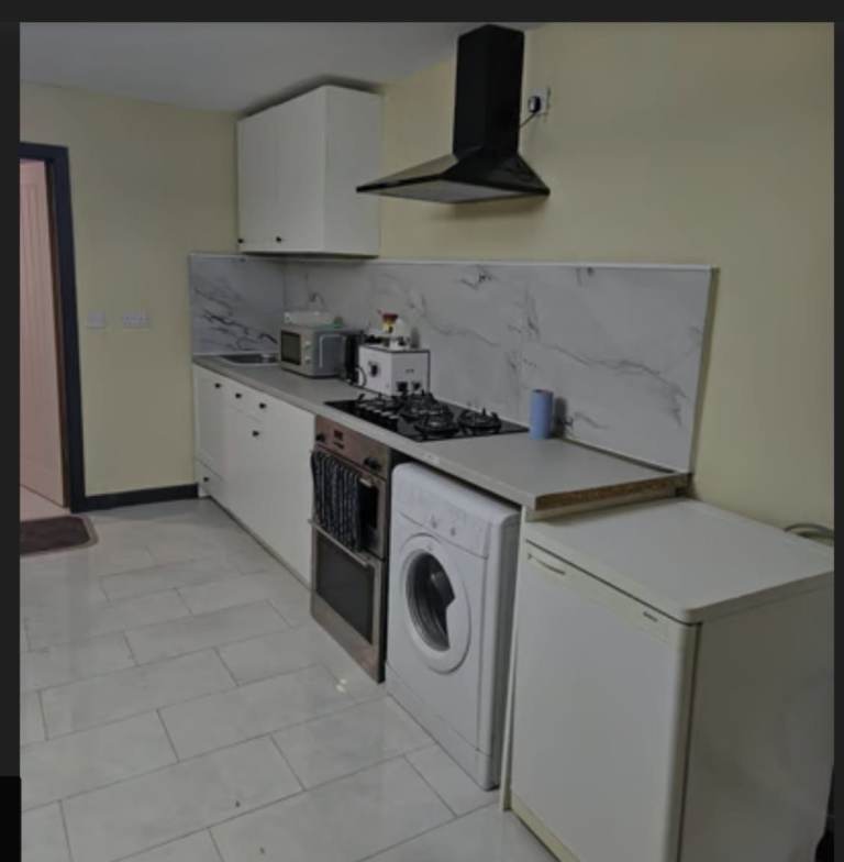 Modern Studio Flat to Let – Working Single/Couple – Bills Included (Tipton) (DY4 0TN)