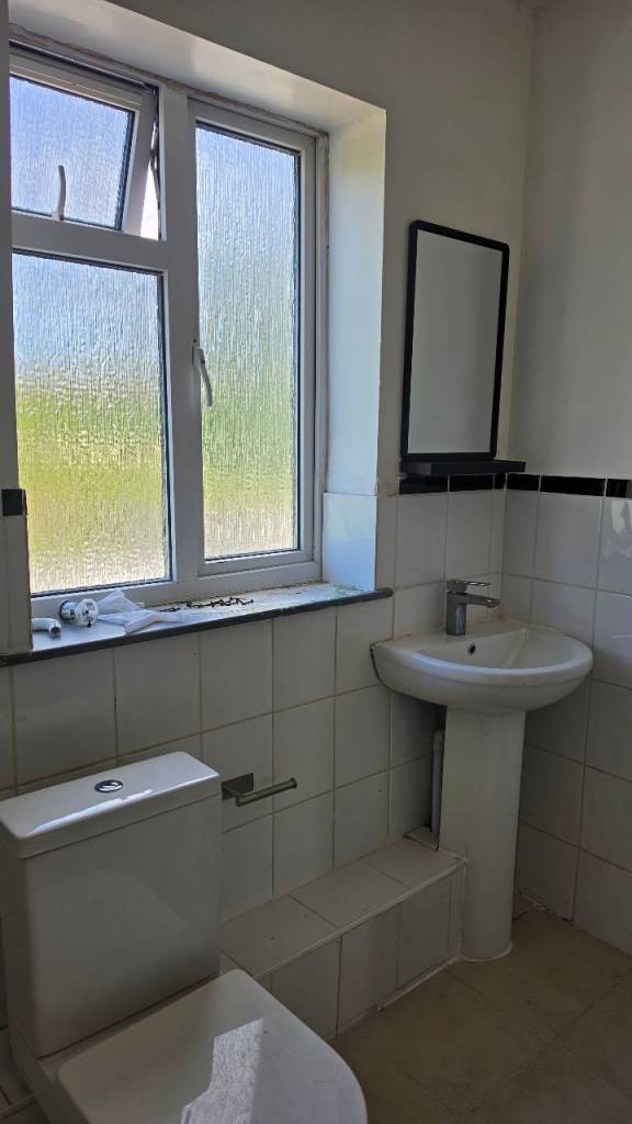 🏡 SPACIOUS DOUBLE ROOM FOR Single person – E13 8RT | ALL BILLS INCLUDED! ✨