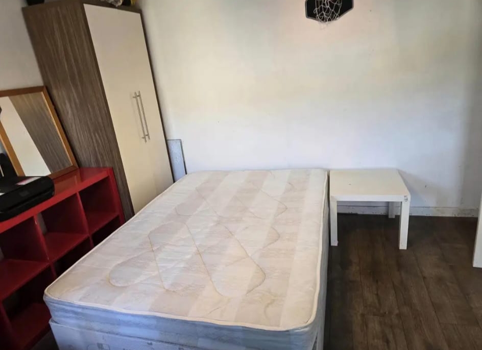Double room to let in a 4-bedroom semi detached house near Newbury park station IG2 7RS