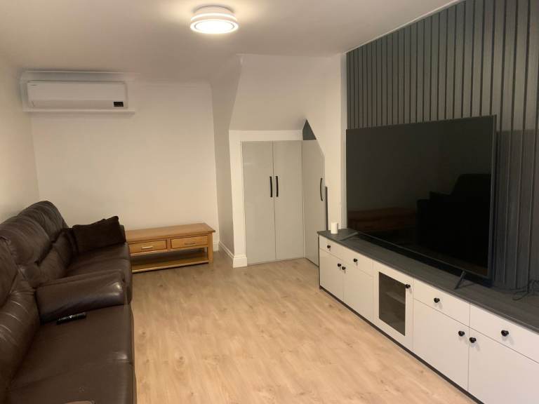 Air-conditioned Double room at Langdon Cres, East ham E6 2PP