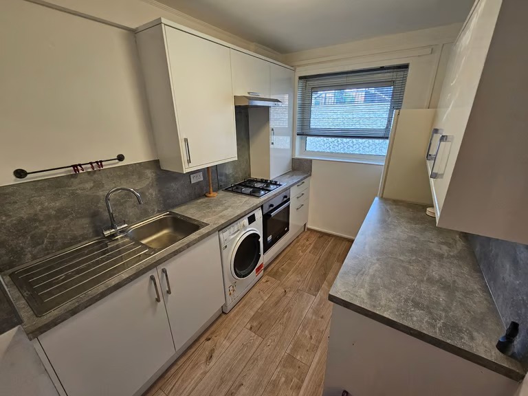 Spacious rooms available to let