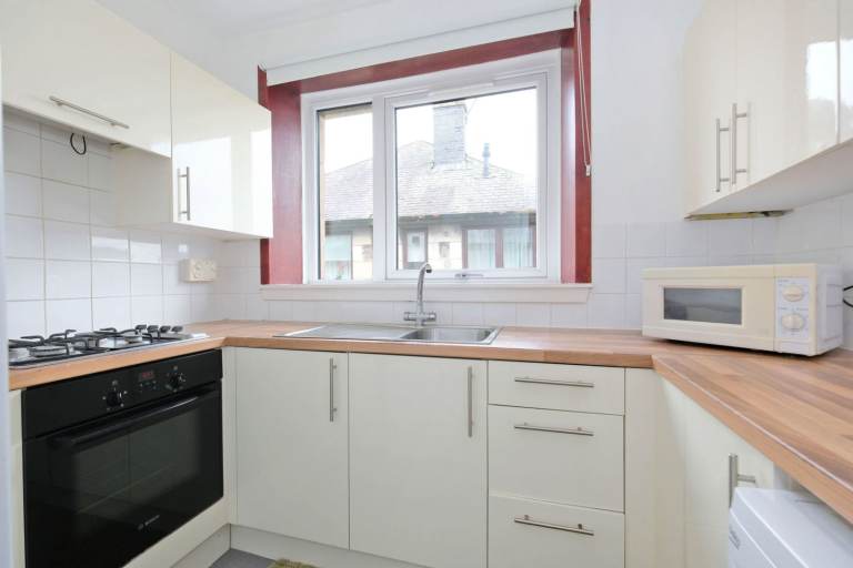 Fully Furnished Immaculate Double Room Available opposite to Aberdeen University £500pm (AB24 1TE)