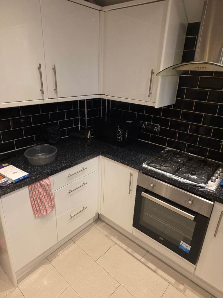 DOUBLE ROOM TO LET IN THAMESMEAD SE28 8RX South East London £950pm