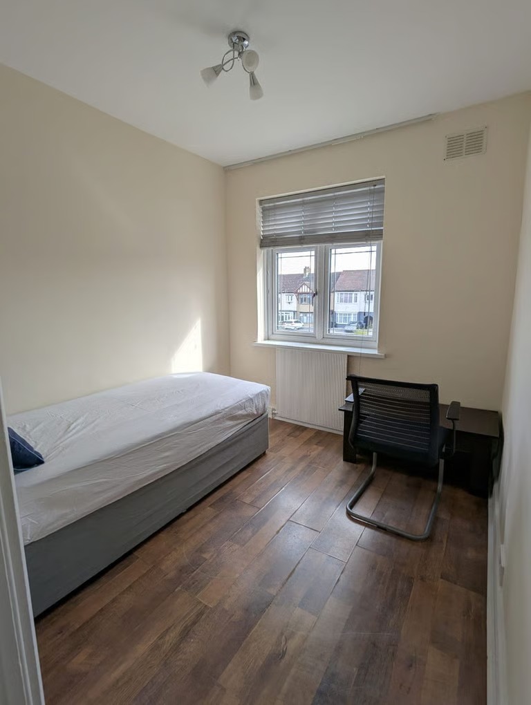 modern Single room to let