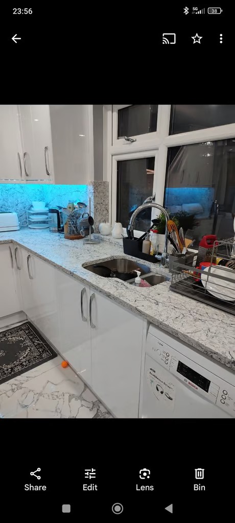 Spacious room to let