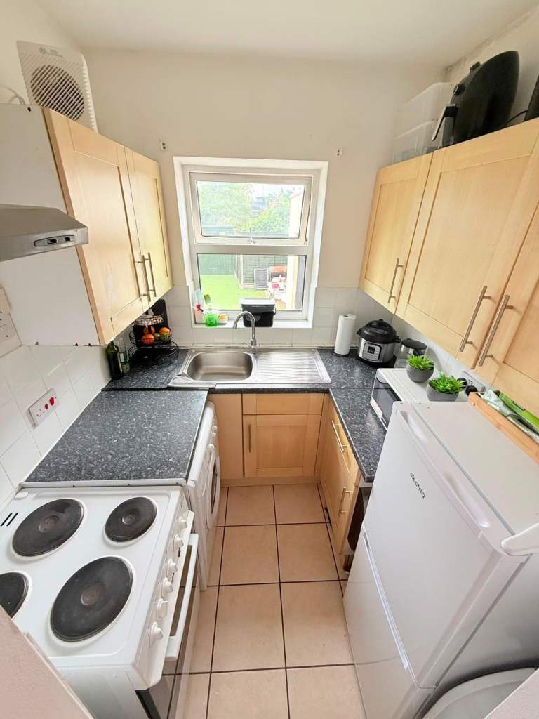 STUDIO FLAT FOR RENT IN WOOD GREEN N22 1 MIN FROM STATION.