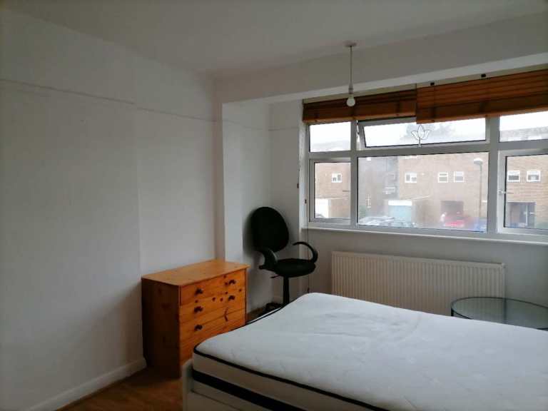 Loving double room to rent for professional including bills Mitcham, London £800pm (CR4 1SG)