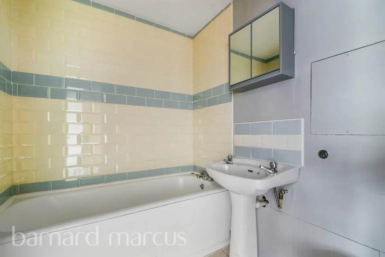 4 bed house For Rent in Mitcham CR4 1JX