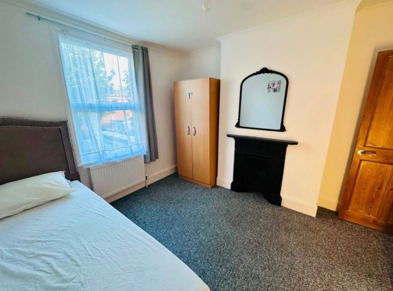 Two Spacious Double Rooms for Professional Male Available in Thornton Heath (CR7 8RB)