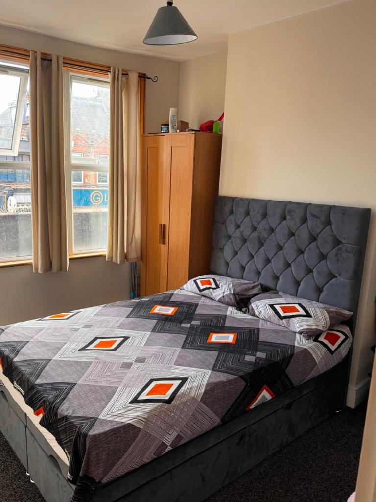 Spacious Double room for 1/2 Muslim F, Hoe St, Walthamstow E17 9AP