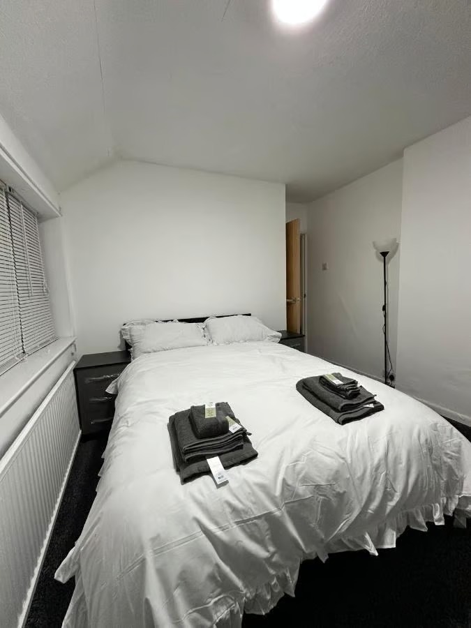 Fully Furnished 3-Bedroom Semi-Detached House 📍 Wilkinson Road, Bolton, BL1 7BA