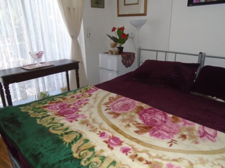 Spacious double room to let