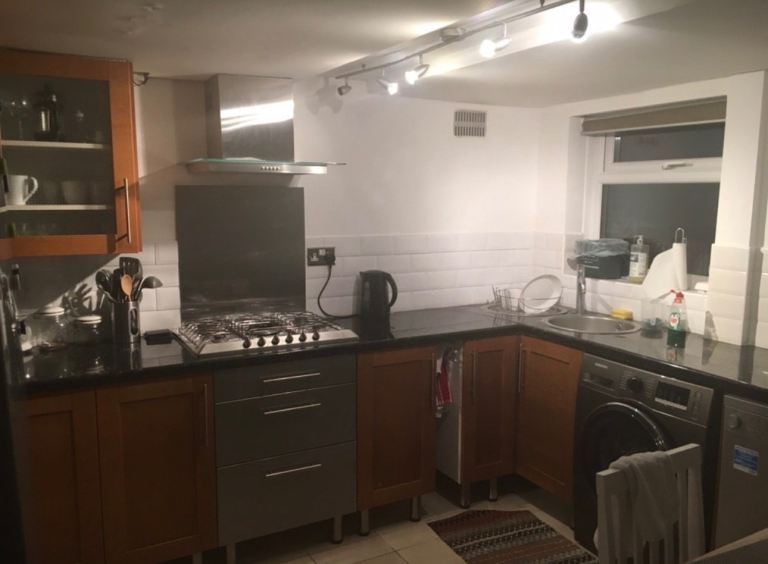 Lovely large double room in house share (TW14)