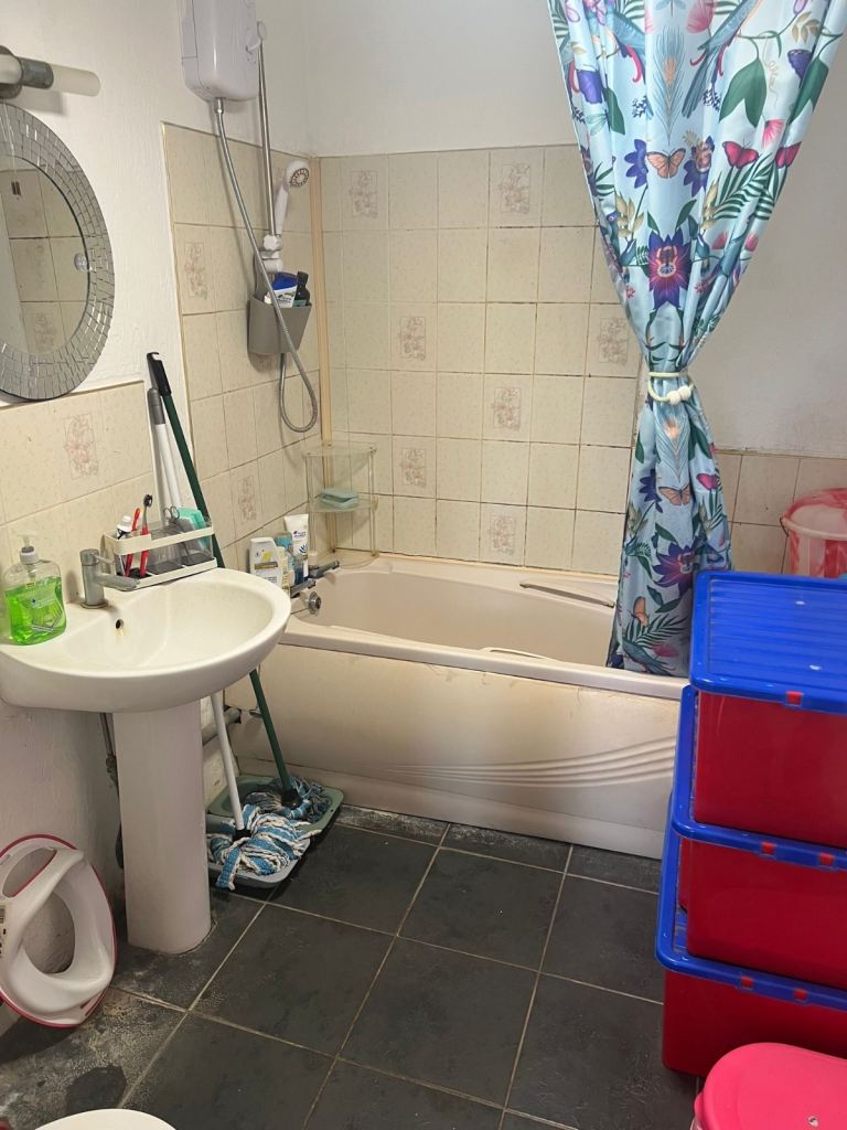 Single Room Available for Rent – Ideal for Asian/European Female Lodger
