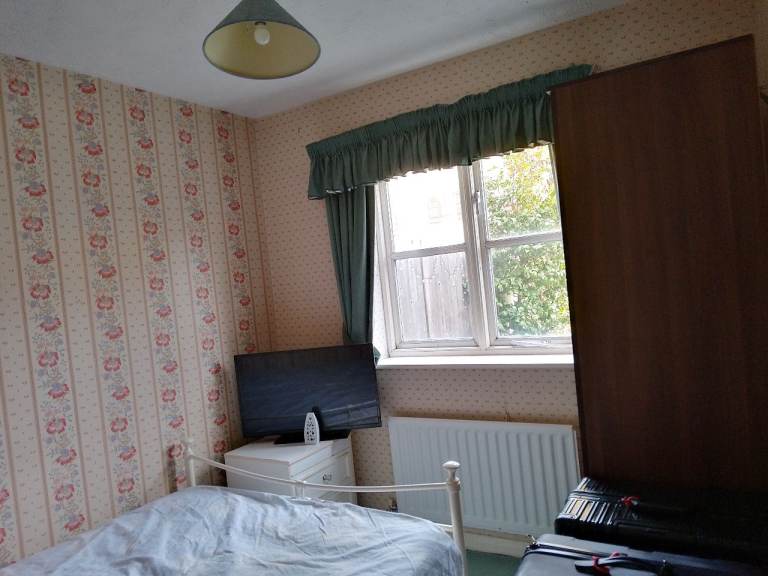 Bright Ground floor double room, Nearly to Colliers wood station. Mitcham , London (CR4 3RU)