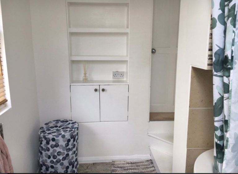 Lovely large double room in house share (TW14)