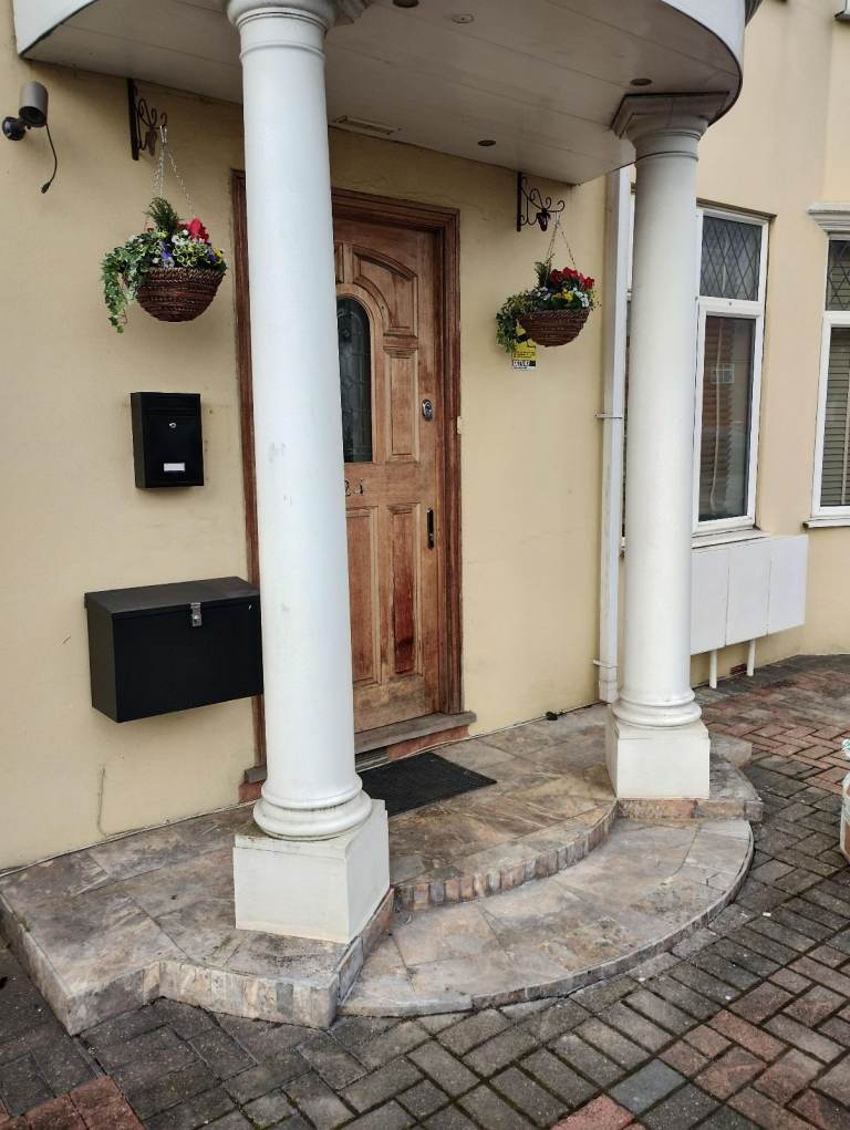Lovely room in an AMAZING House Heathrow, London £700pm(TW5 0QJ)