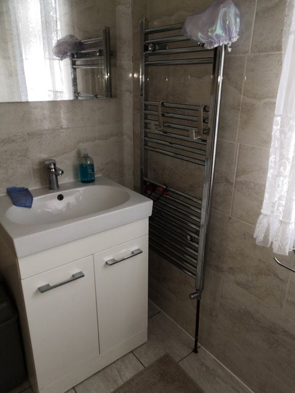 Ensuite room available to let
