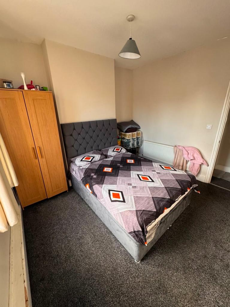 Spacious Double room for 1/2 Muslim F, Hoe St, Walthamstow E17 9AP