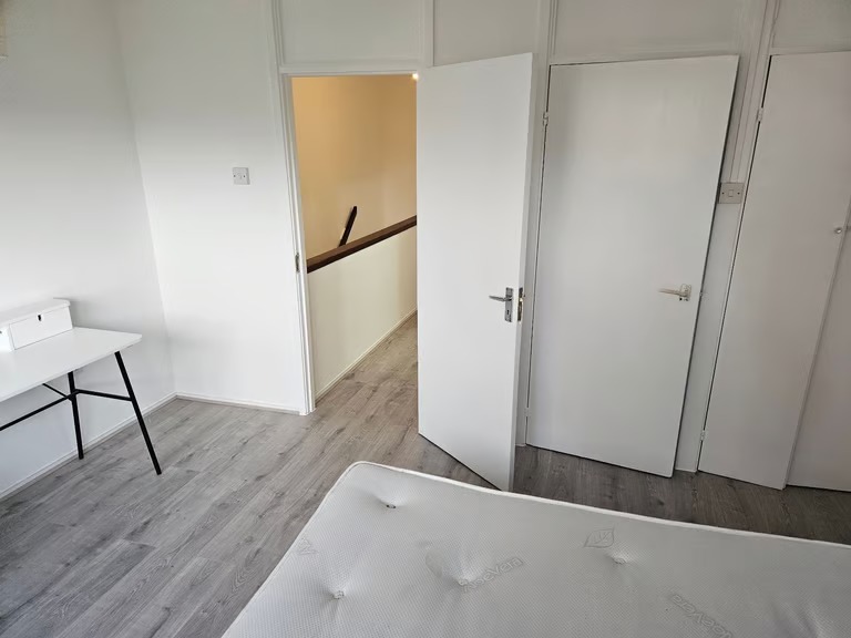 Spacious rooms available to let