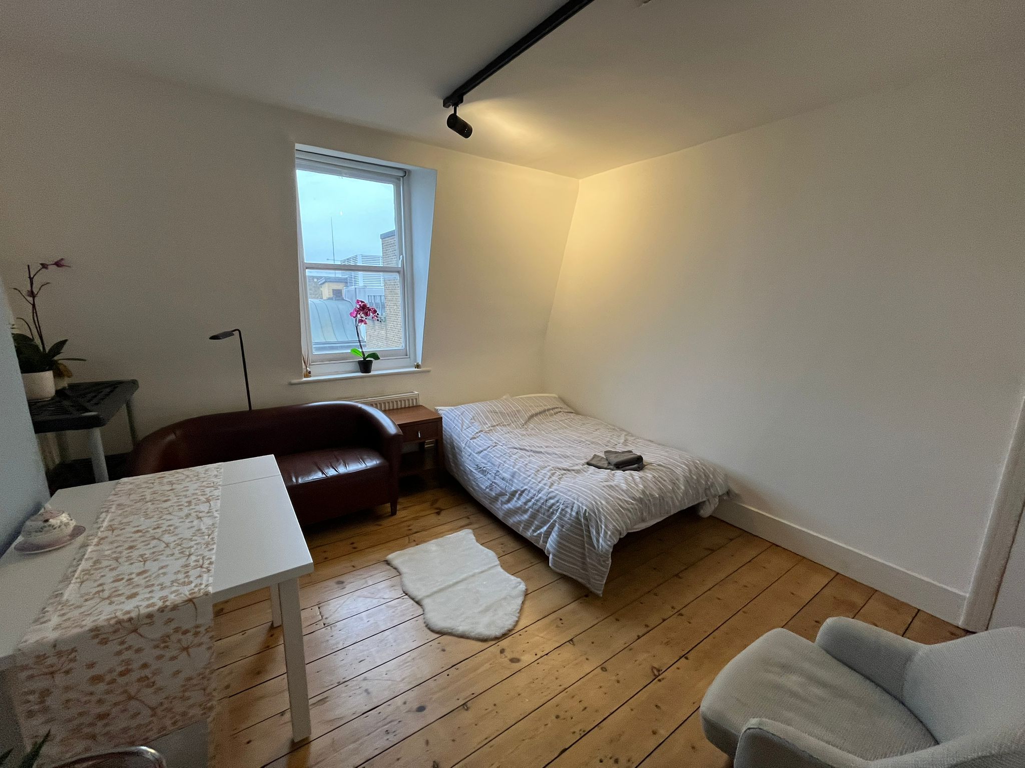 Three Self-Contained Studios – Upper Street, Islington, London (N1 2XQ)