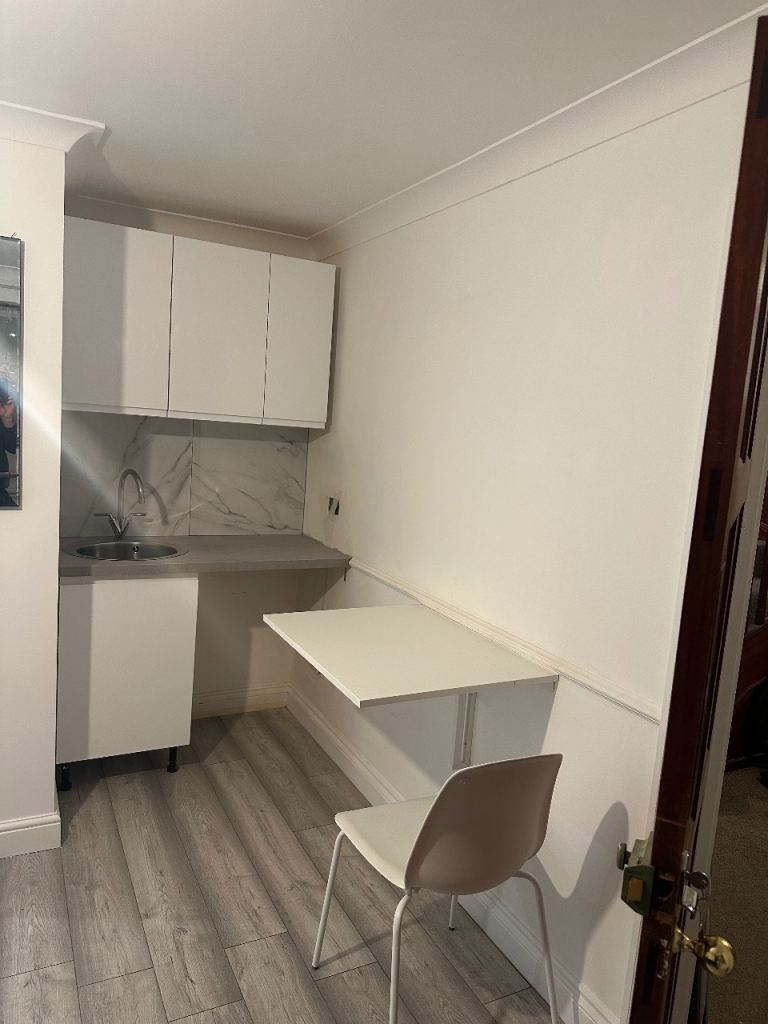 A Bright Ground-floor studio for 1/2 females Canning town E16